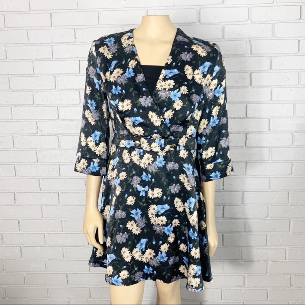 NWT! V neck Zara floral print dress with gold buttons.